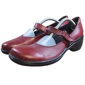 Clarks Artisian Mary Jane Heels Women's 7.5 burgundy Single Strap Career Wear